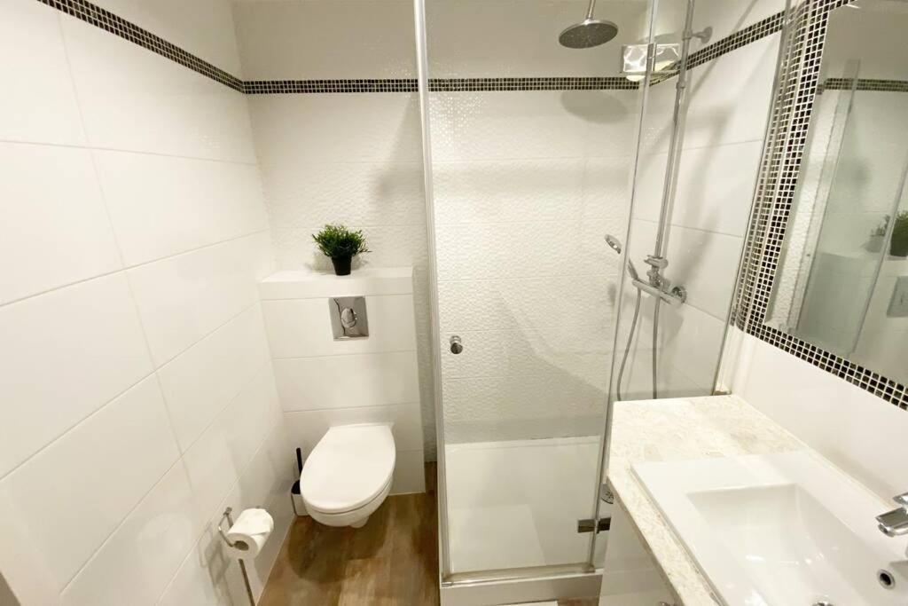 Exclusive 2Br! Apartment Near City Center +Netflix Varsavia Esterno foto