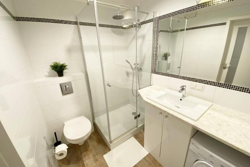 Exclusive 2Br! Apartment Near City Center +Netflix Varsavia Esterno foto